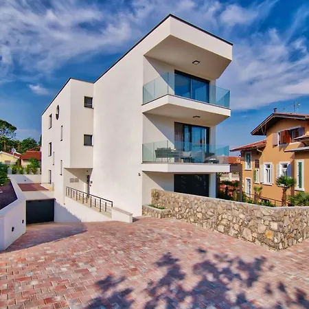 Ena, Luxury Apartment *